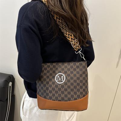 2025 Summer New High-end Texture Fashion Shoulder Bag Personalized Foreign Style Letter Printing Messenger Bag Bag Women