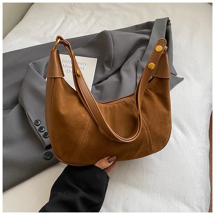 

Корейская версия повседневной и простой ручной сумки-пельменя женская 2025 осень новая в иностранном стиле ретро для поездок на работу одноплечевая через плечо