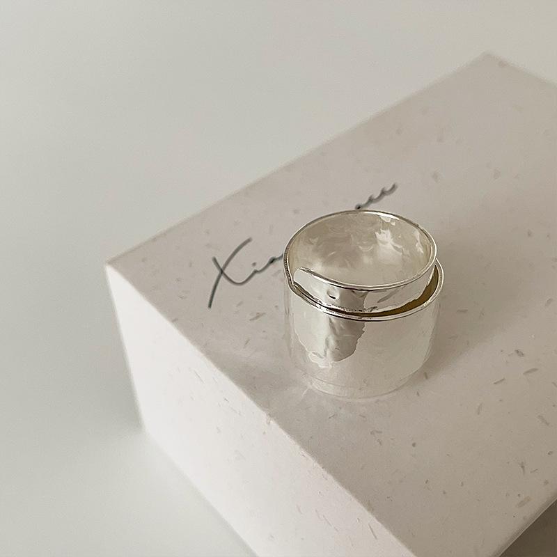 

Холодный ветер, гладкая поверхность, морщинистое кольцо, чувство женского дизайна, простая индивидуальность, модный темперамент, универсальное кольцо.