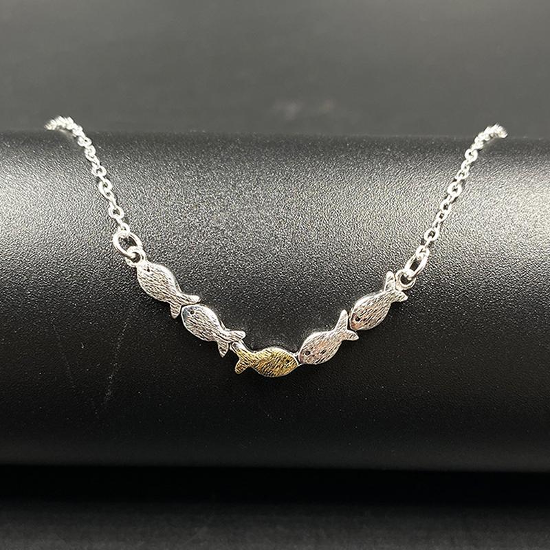 Simma mot strömmen Litet guldfiskhalsband Inspirerande uppmuntrande halsband Justerbara smycken för kvinnor män