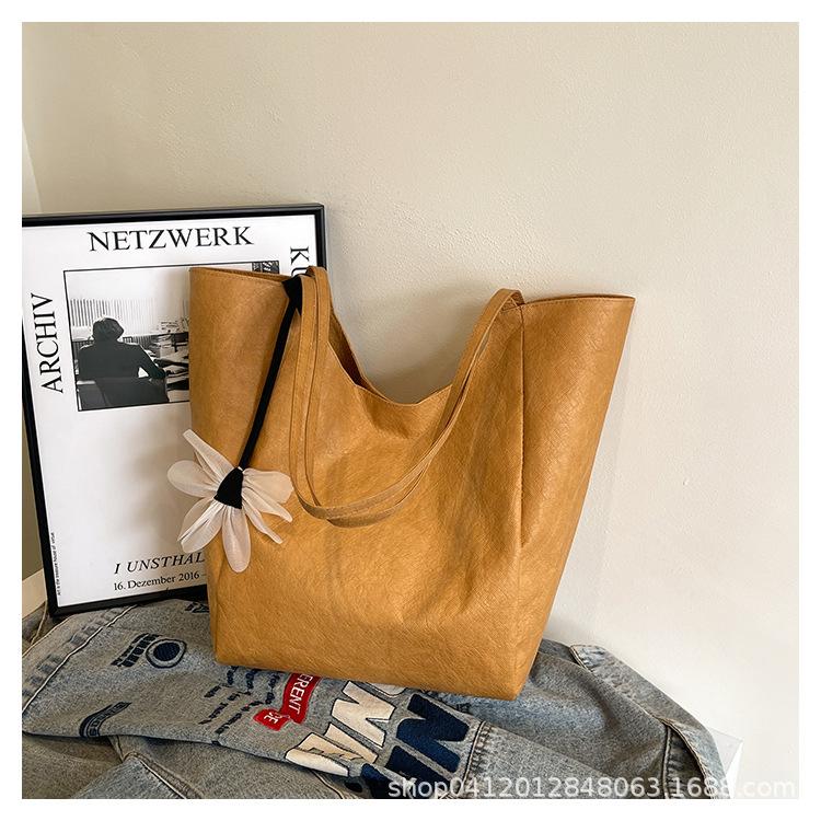 

Textured big bag women s 2025 new college student class schoolbag commuting tote bag casual large-capacity shoulder bag хаки