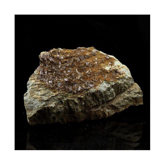 Pierres et Minéraux. Axinite. 745.5 ct. La Balme d'Auris, Bourg d'Oisans, Isère, France..