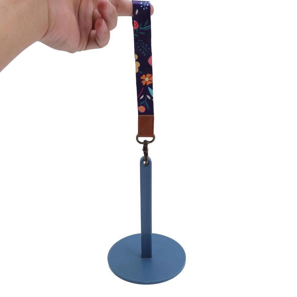 Plastic Material Wrist Yarn Holder Adjustable Strap Tangle-Free Design Yarn Ball Spinner Portable Yarn Holder For Home Use