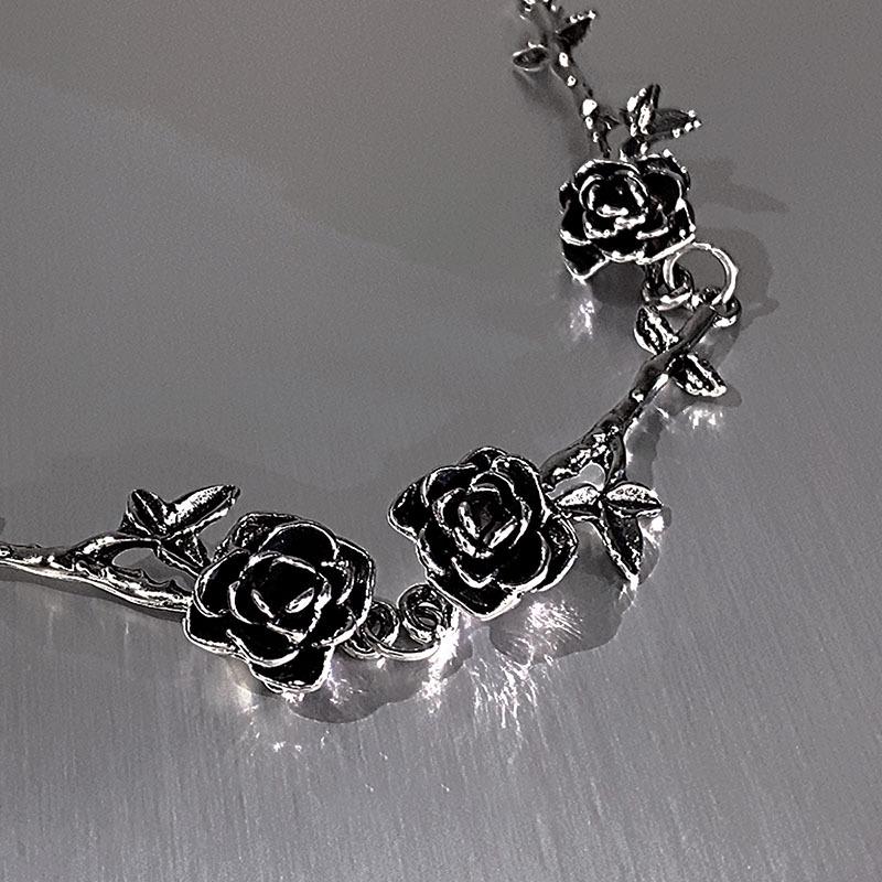 High-End Camellia Leaf Necklace - Light Luxury, Retro Clavicle Chain for Niche Fashion & Trendy Style
