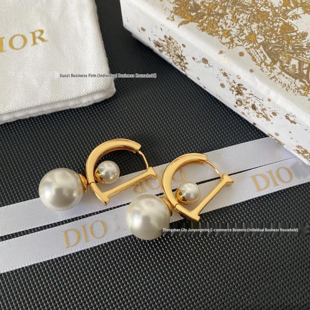 High-Quality D-jia Pearl Stud Earrings: Women's Unique Design with Interchangeable Large and Small Pearl Options.