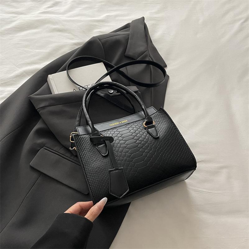 

Premium sense bag women s 2025 autumn new commuter underarm bag fashionable simple niche design shoulder messenger bag