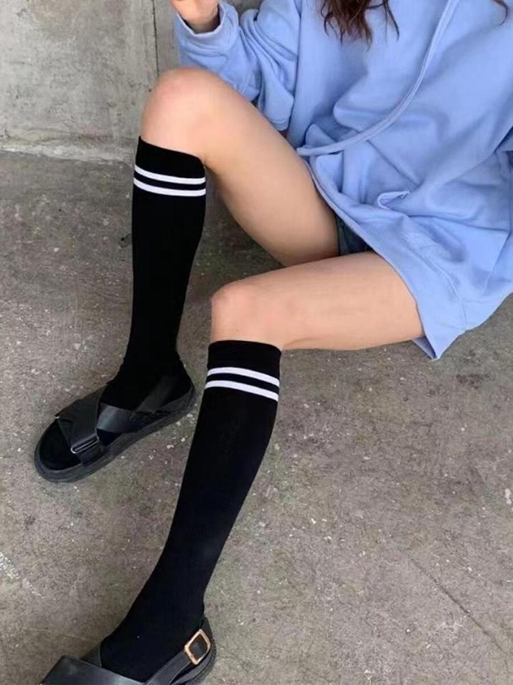 2 Pairs Women Black White Striped Knee High Socks Fashionable Classic Double Bar Socks Comfortable Sweat Absorbing Casual Socks