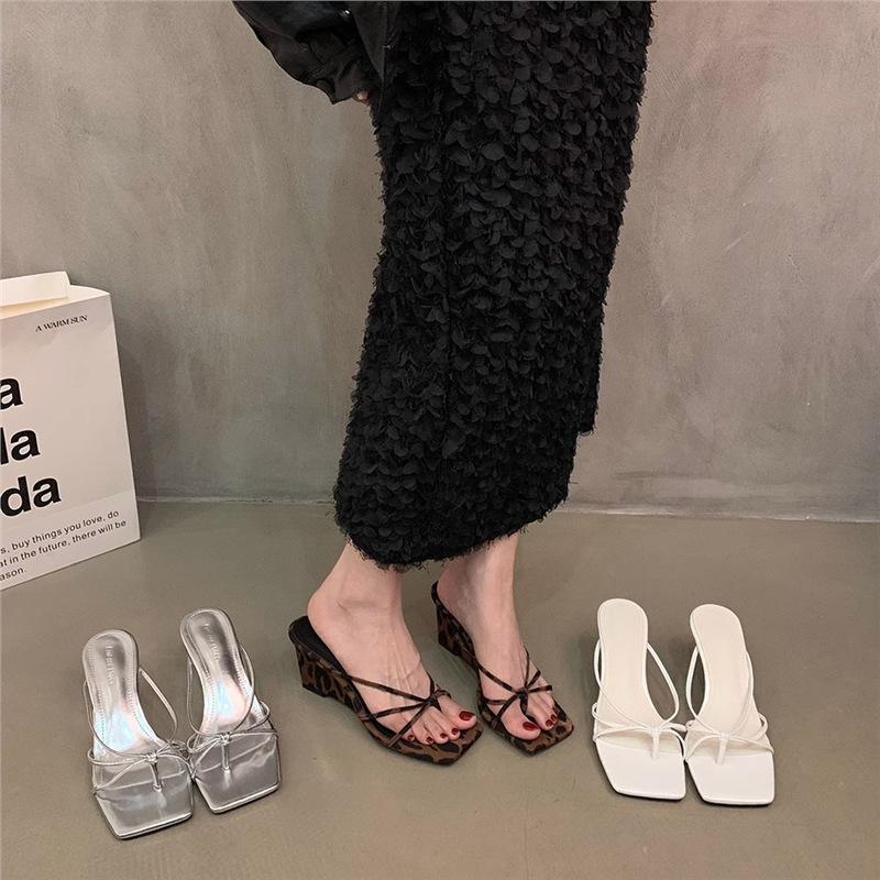 Niche high-heeled leopard print cool slippers fashionable outer wear 2025 new summer French beautiful slope heel with skirt sandals