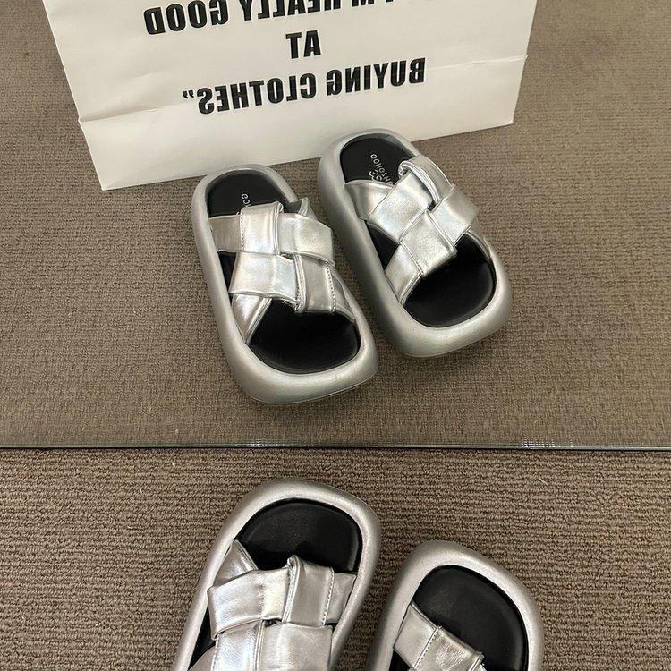 Beautiful thick-soled cool slippers with skirts, women's summer wear fashion and advanced sense 2025 new French beach shoes
