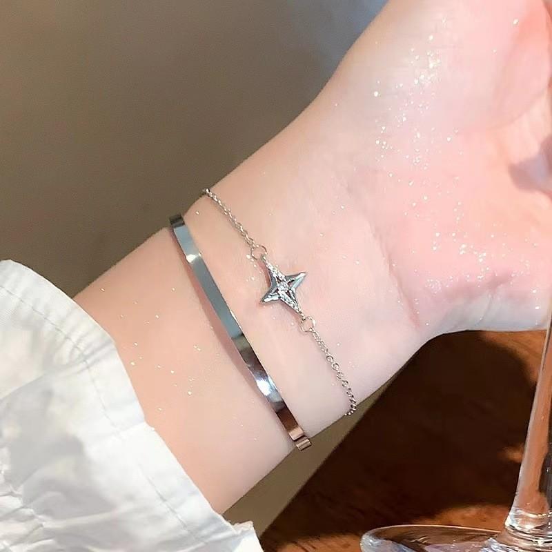 Alloy Stylish Heart Bracelet For Women Modern Highend Fashion Hand Ornament