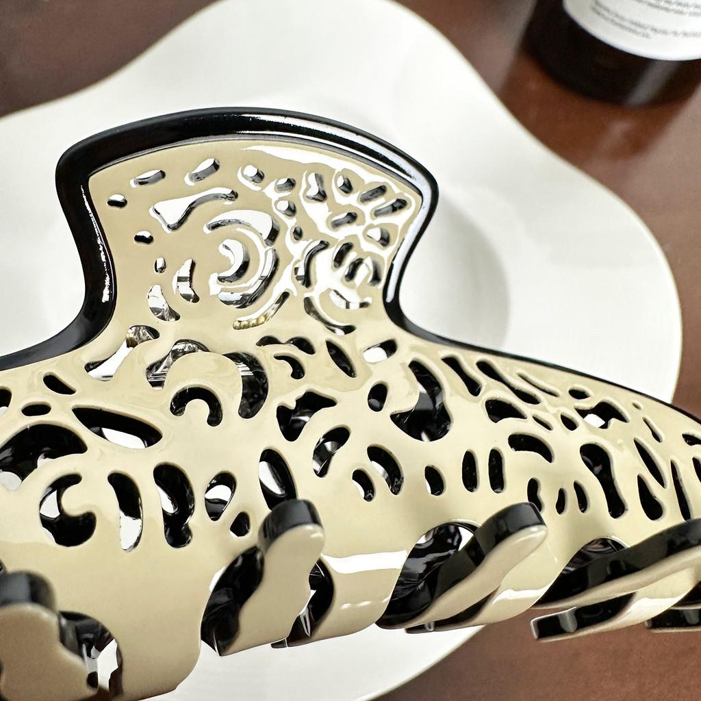 Acetate Beautifully Crafted Hair Claw Clip In Black And Beige For Effortlessly Elegant Looks