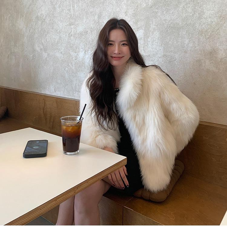 

Женская короткая шуба из лисьего меха One Size белый