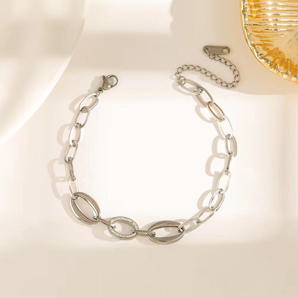 High-End Titanium Steel Four-Leaf Clover Bracelet with Shell Pendant – Durable, Fade-Resistant Design
