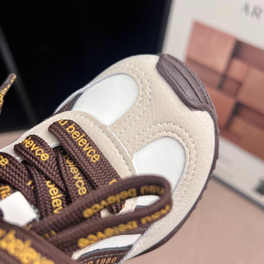 2026 Vår/Höst Andningsbara Halkfria Sportskor för Pojkar & Flickor - Snygga, Mångsidiga Anti-Spark Sneakers för Studenter