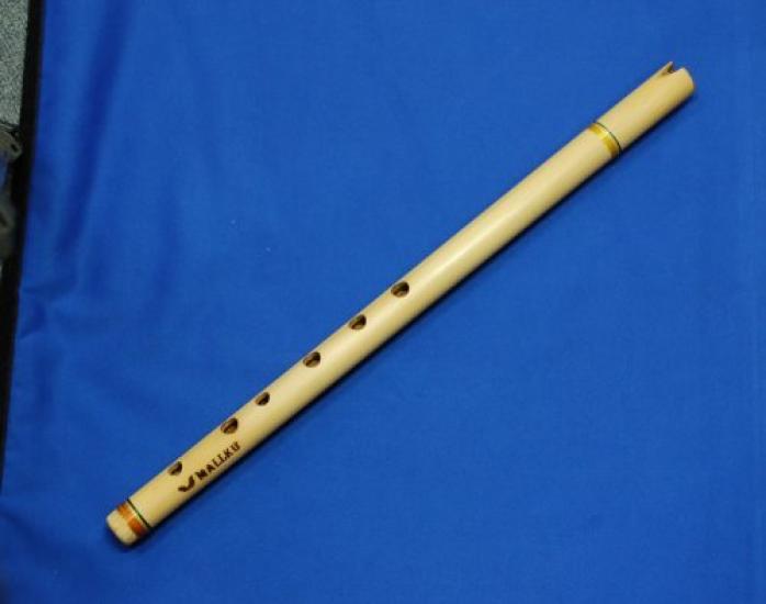 [QUENA MALLKU QU17 HOSOMI] Dette er en quena med smal boring laget av Peru Malku. Det er i G (Boliviansk tuning) og har et tynt løp (ytre diameter: