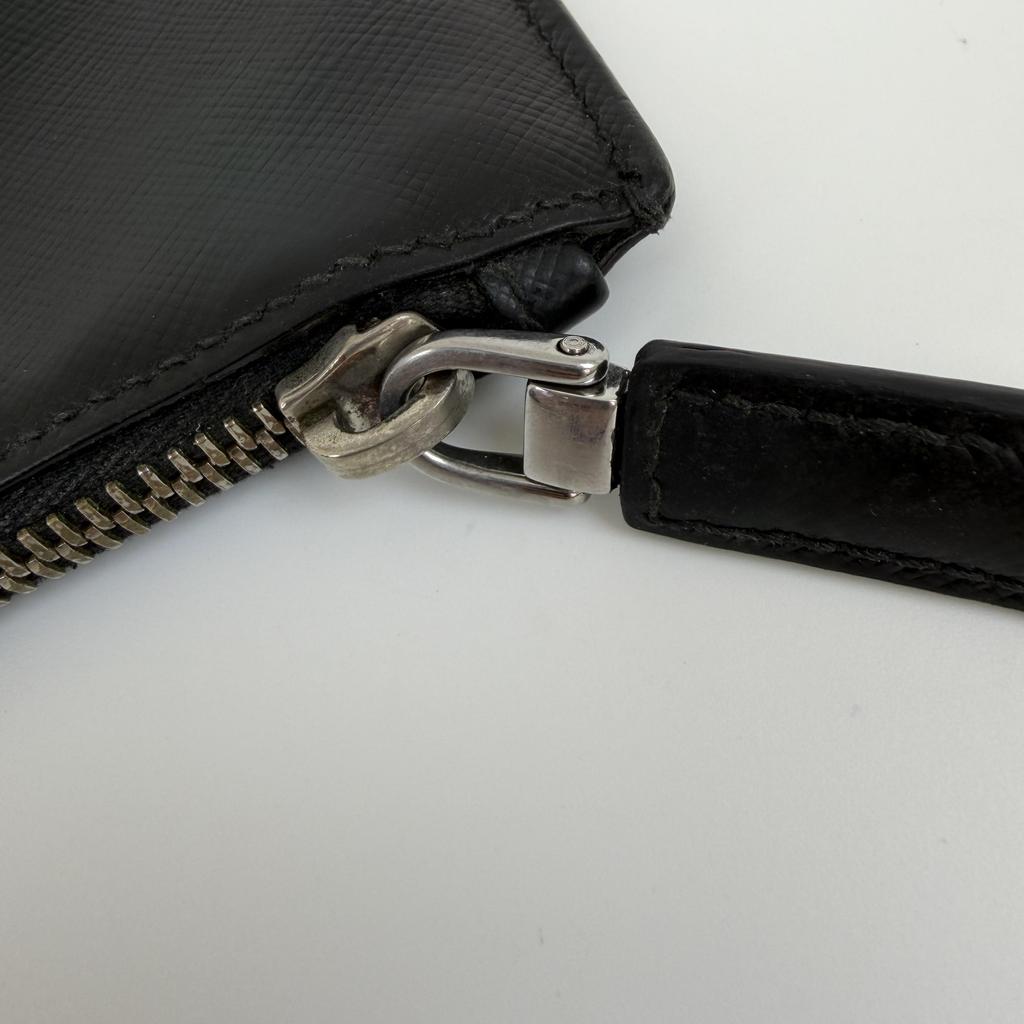 [Gebraucht] Clutch Schwarzes Leder Logo Kreuzschraffur Handtasche Silberne Beschläge - Sehr Gut #1MR3RUN