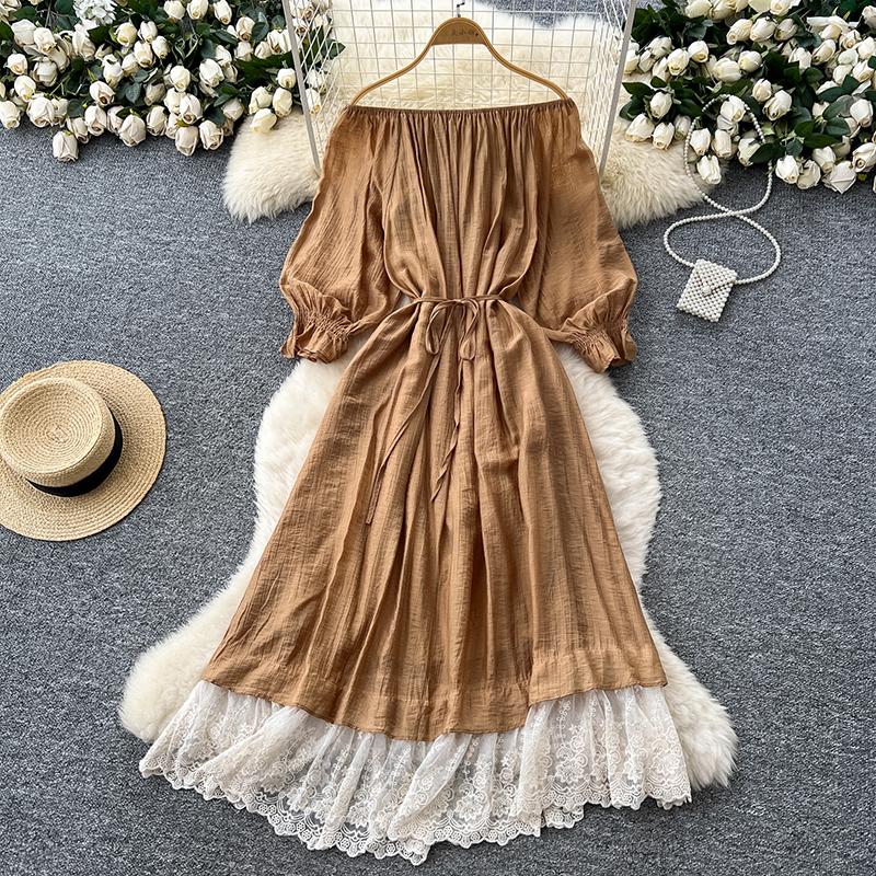 

Милое женское платье с вырезом-лодочкой, длинными рукавами-фонариками, бандажной сборкой на талии, вставками из кружева, свободного А-силуэта One Size хаки