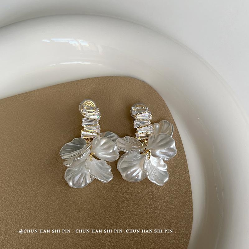 

Tassel shell, flower mosquito coil disc, ear clips, no ear piercings, earrings, niche design, long stud earrings, fashionable temperament earrings.