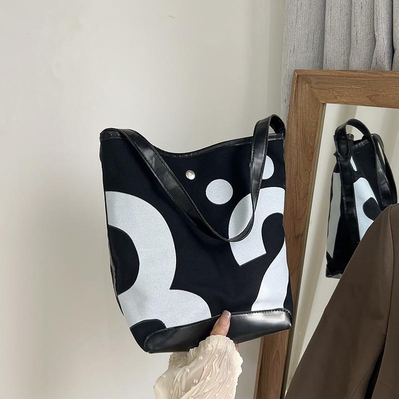 Стильная уличная трендовая сумка-тоут из ПУ 2024 Весна Большая вместительная сумка с простроченными деталями чёрный