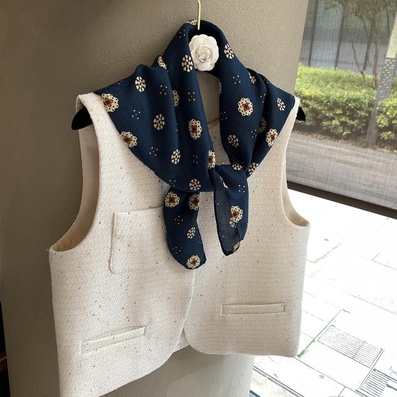 Korean retro cashew flower silk scarf neck high-end sense stacking and matching temperament versatile waist square scarf shawl neck protection
