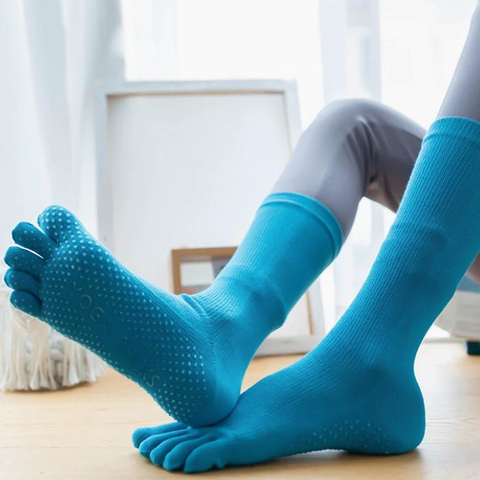 Women 's Compression Pink Five-finger Yoga Socks for Pilates Sporty Anti-Slip Cotton 5-Toe Mid Socks Custom Logo