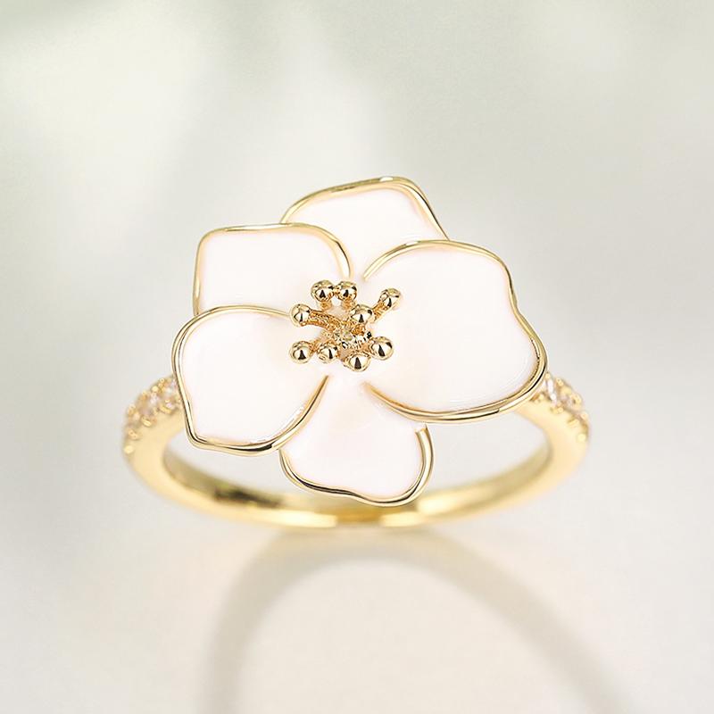 Aesthetic White Flower Rings for Women Graceful Wedding Band Delicate Finger Jewelry with Shiny Zirconia Chic Accessories