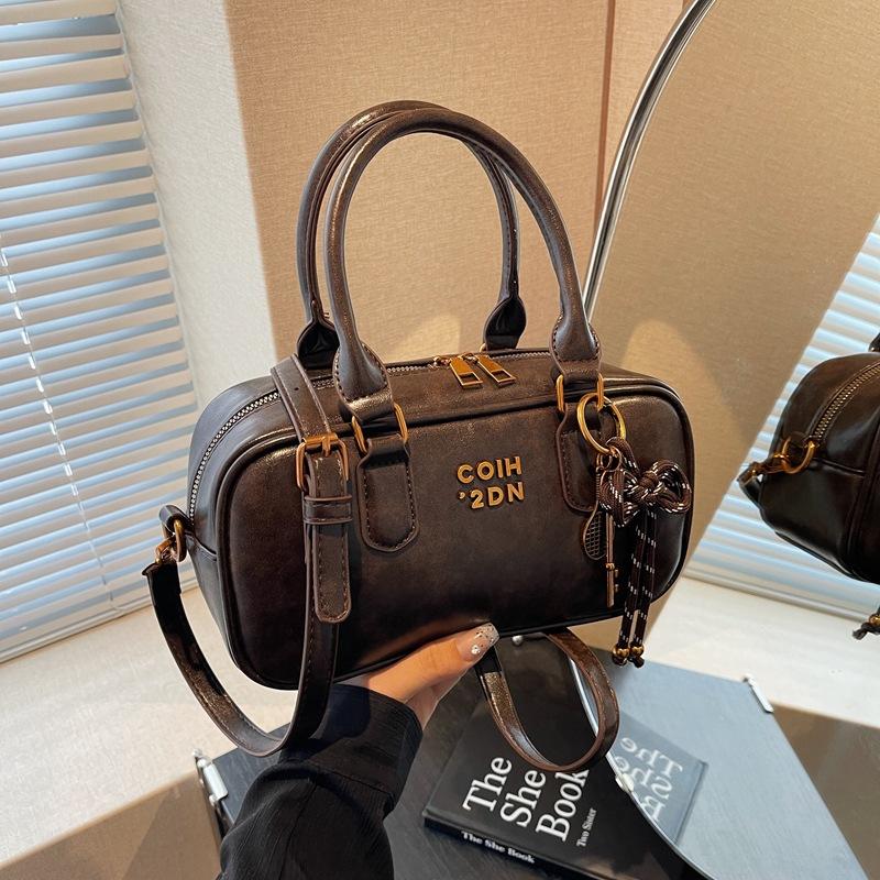 Hand carry baseball bag women's retro versatile shoulder bag autumn and winter niche high-end casual women's bag