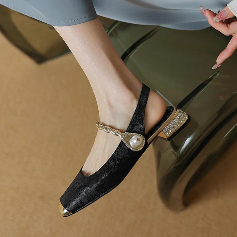 Modne Sandały Damskie z Nadrukiem na Niskim Obcasie Kobieta 2026 Lato Kwadratowy Nosek Perłowe Slingbacki Szpilki Kobieta Zamknięty Nosek Grubszy Obcas Sandalias Mujer