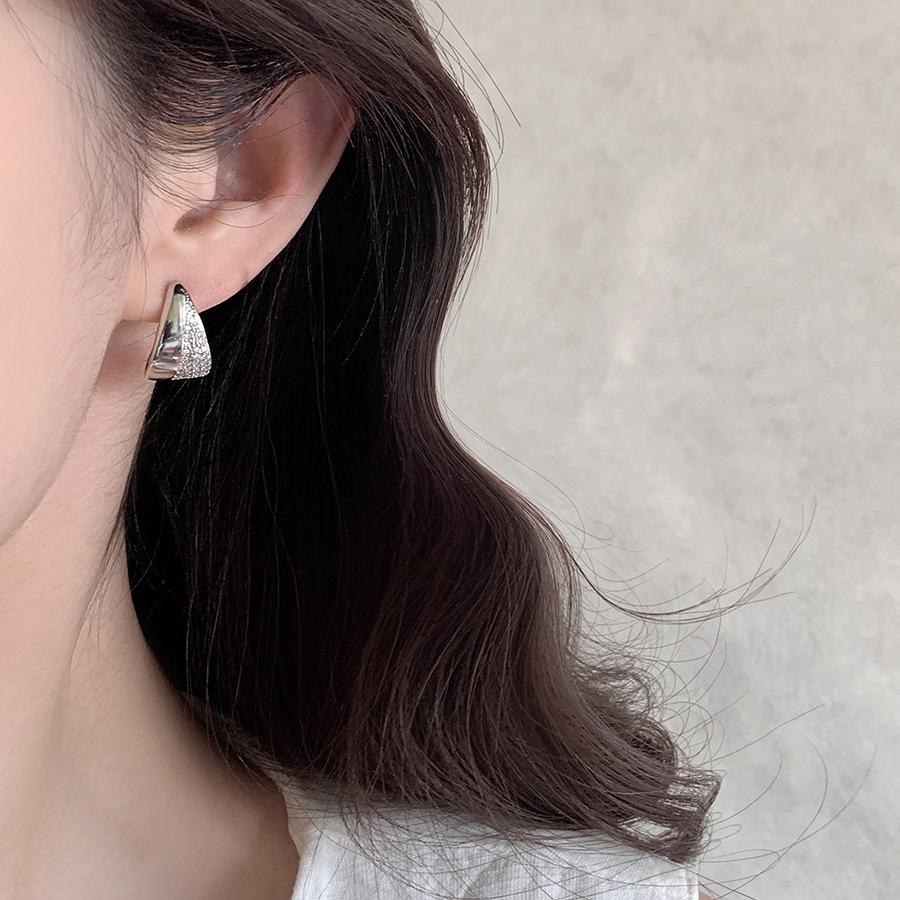 Chic Geometric Water Drop Stud Earrings: Fashionable, Versatile, Niche Design for Women, Celebrity Style Accessories