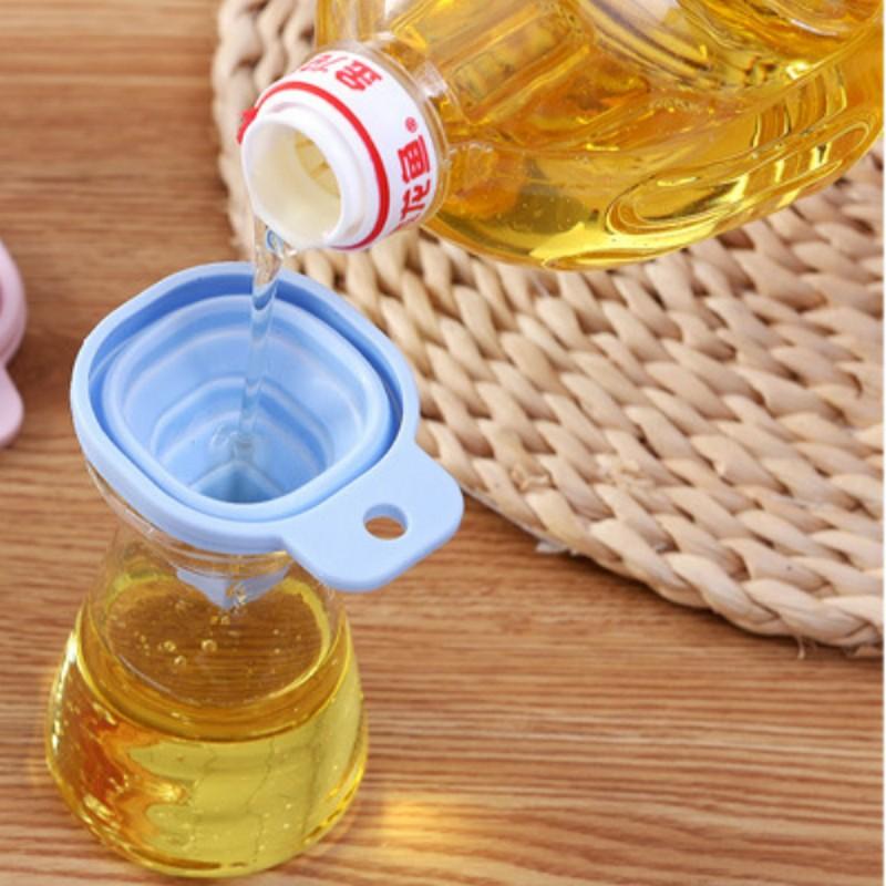 

Food-grade universal funnel, household kitchen plastic small funnel, used for pouring oil, wine, and rice.