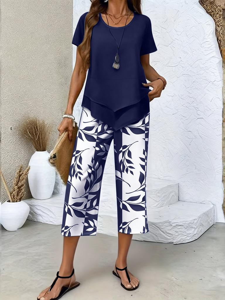 Hellblaues Zweiteiler-Set mit kurzen Ärmeln, Cropped-Top und bedruckter Hose