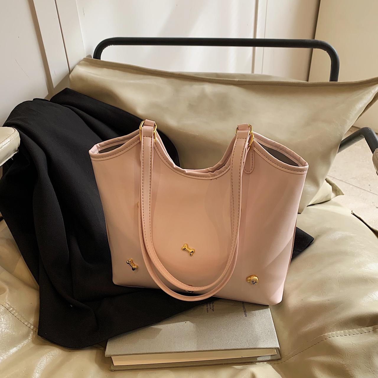 

Корейская высококачественная кожа с масляной восковой пропиткой, сумка-тоут на плечо с заклепками в виде щенка Direct from manufacturer