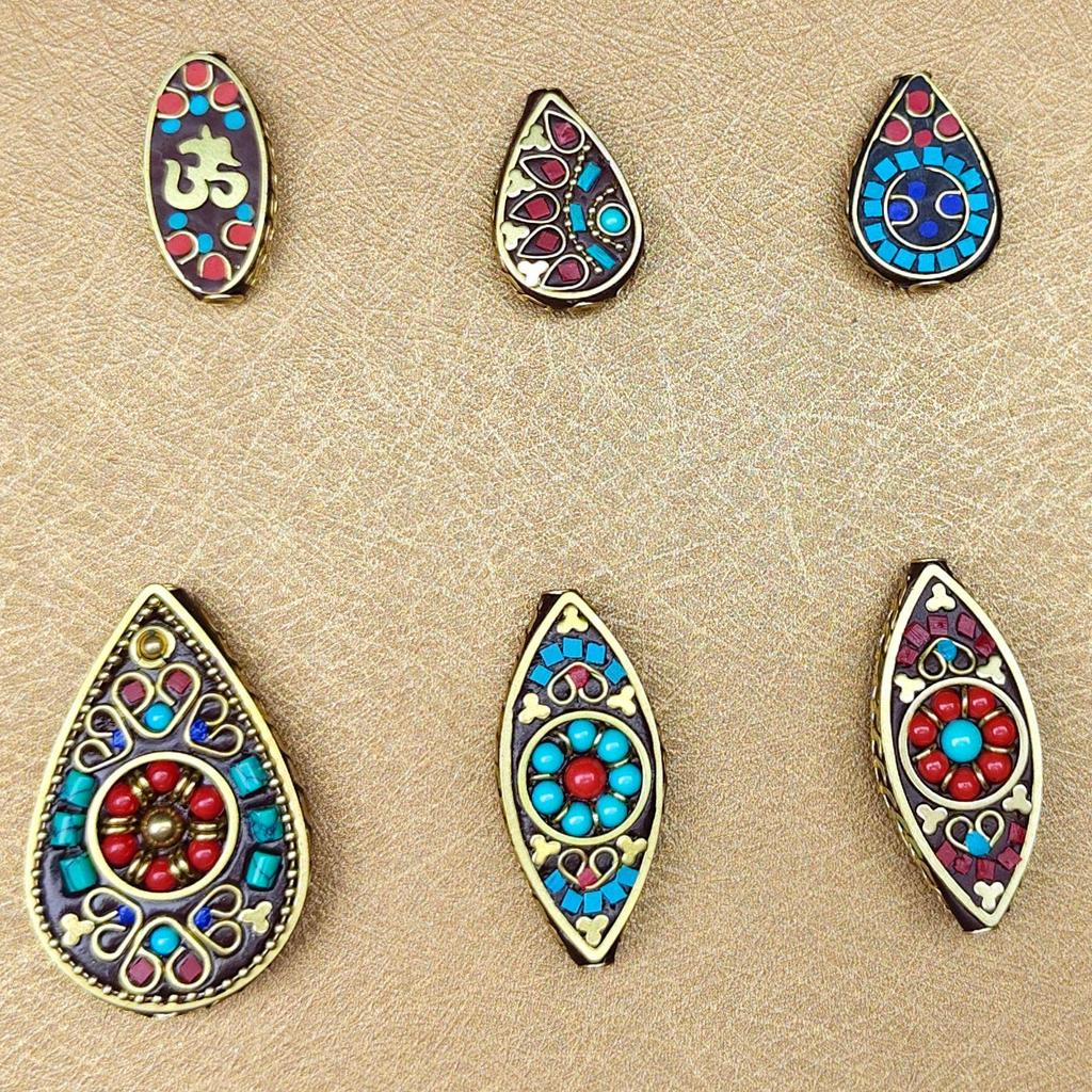 Nepalski Ręcznie Robiony Naszyjnik z Sześciosylabową Mantrą z Mosiężnymi Inkrustowanymi Koralikami