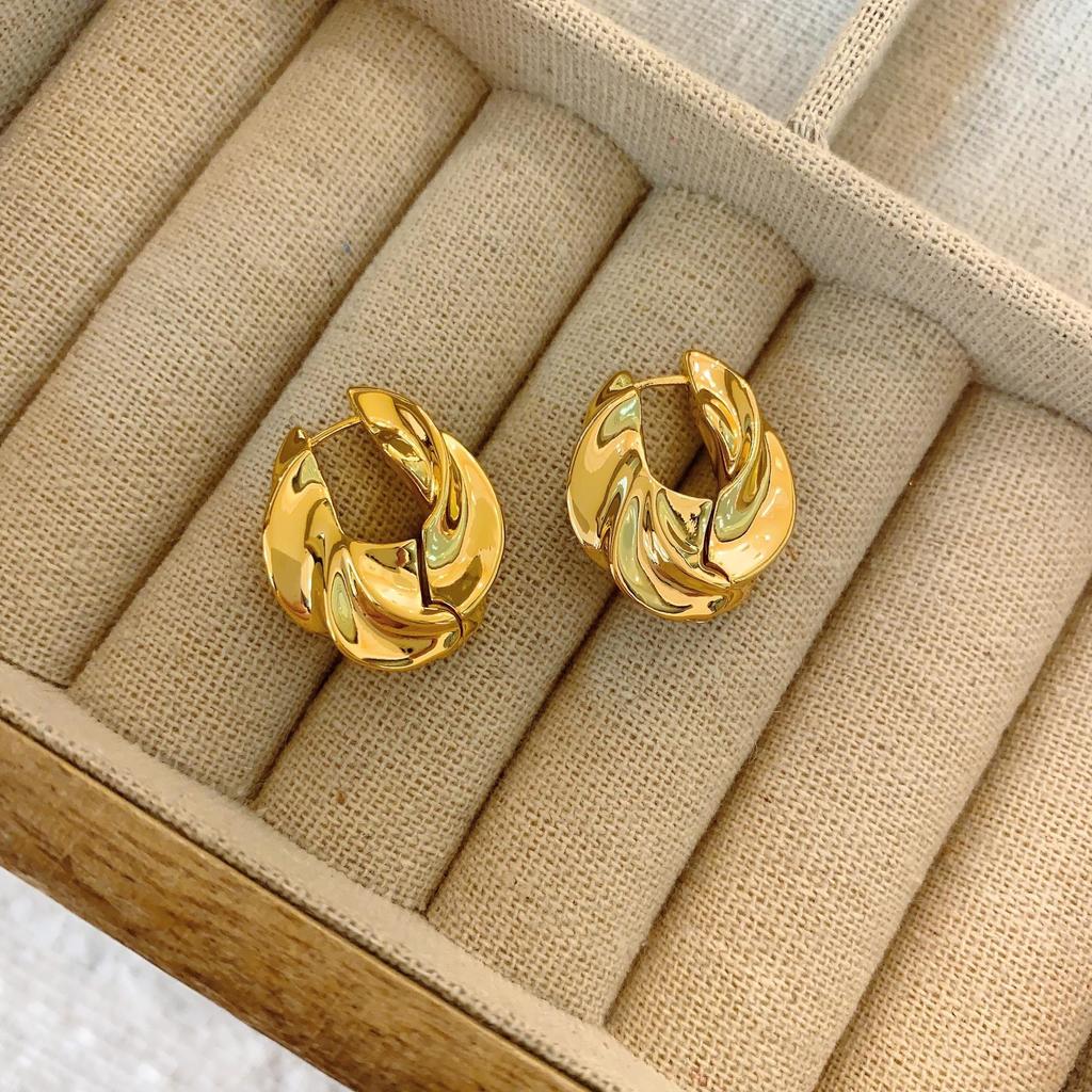 Strong Push Love French Exquisite Small Croissant Earrings Cold Wind Twist Circle Retro Fashionable Lazy Earrings