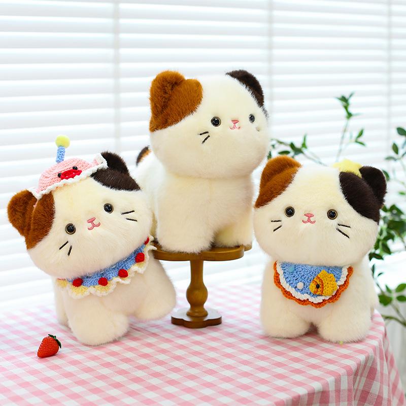 Peluche Gatto Tricolore Carino Bambola di Pezza Gatto per Bambini Regalo di Compleanno Natale Kawaii Adorabile Popolare Online Giocattolo Gatto Peloso Per