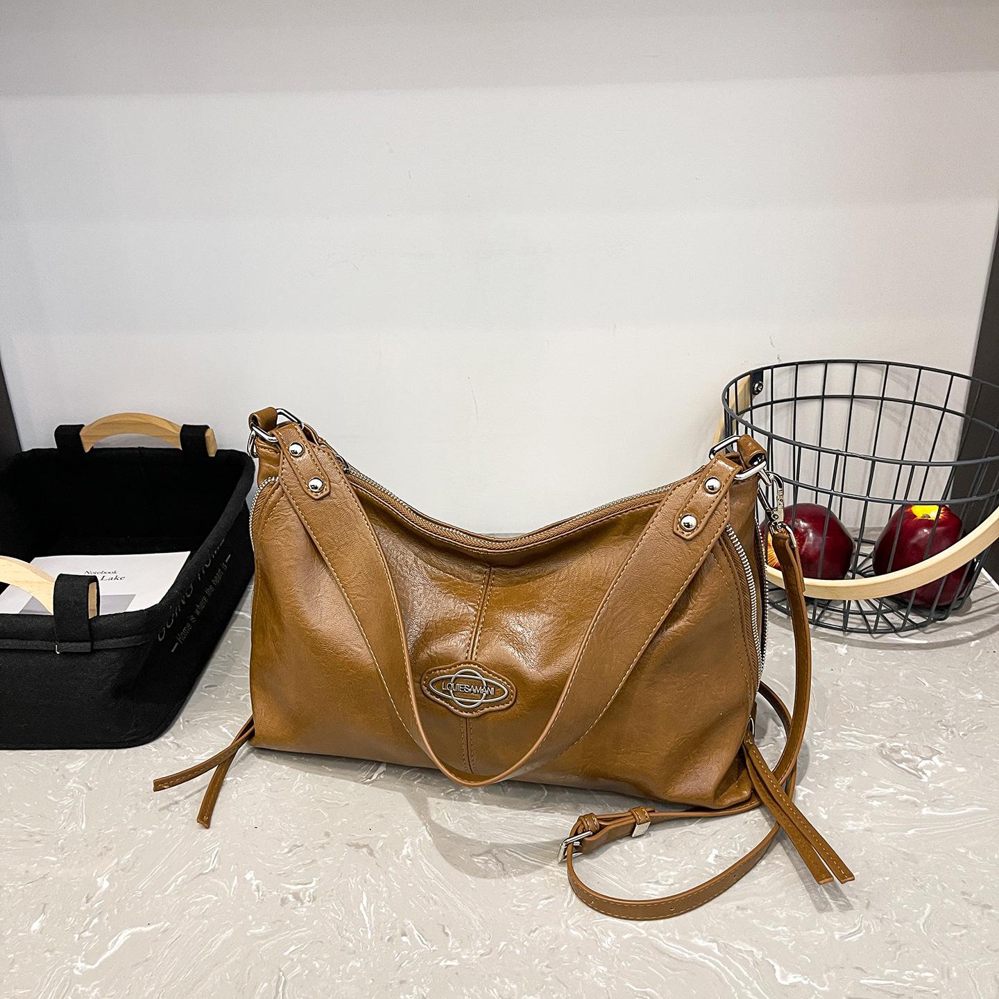 

This year s popular solid-color shoulder women s bags, new trends in autumn and winter 2025, fashion messenger bags, commuter tote bags