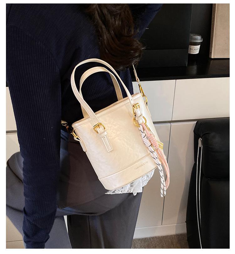 This year's popular small bag women's summer versatile 2025 new shoulder messenger bag casual portable bucket bag