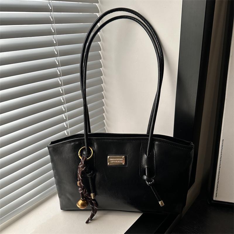 Retro Shoulder Elegant Bag For Women Featuring Spacious Design In Multiple Colors