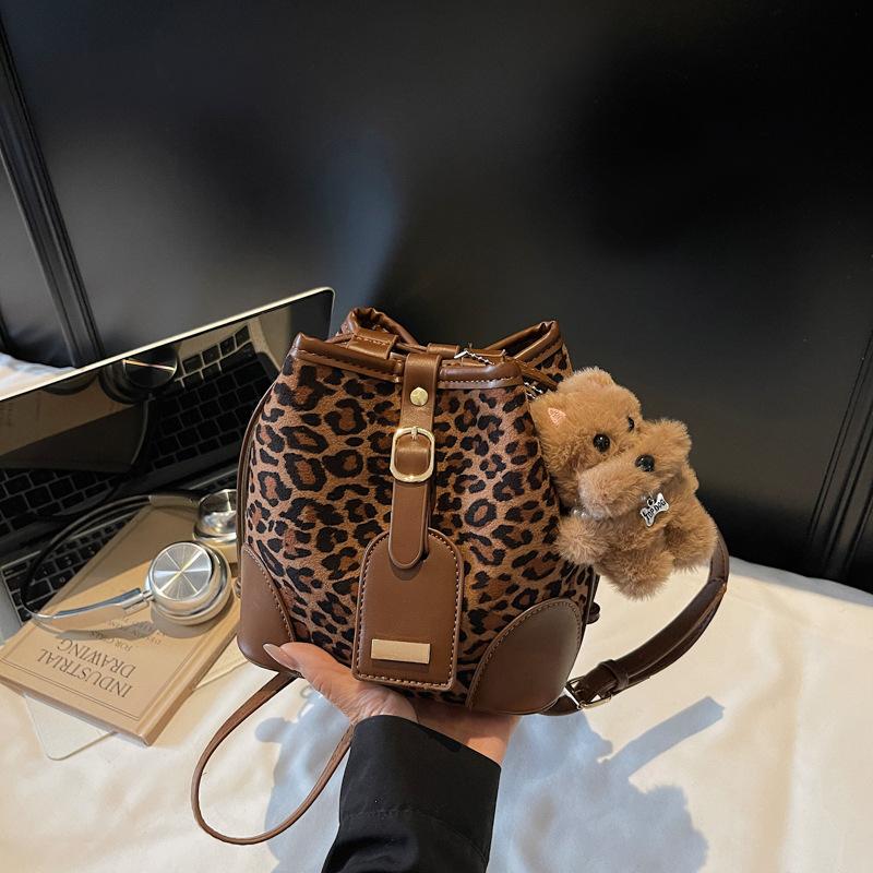 New Leopard Print Bucket Bag Large-capacity Commuter Trendy Women's Bag Oblique Span Bag Fashionable Versatile Shoulder Bag Wholesale