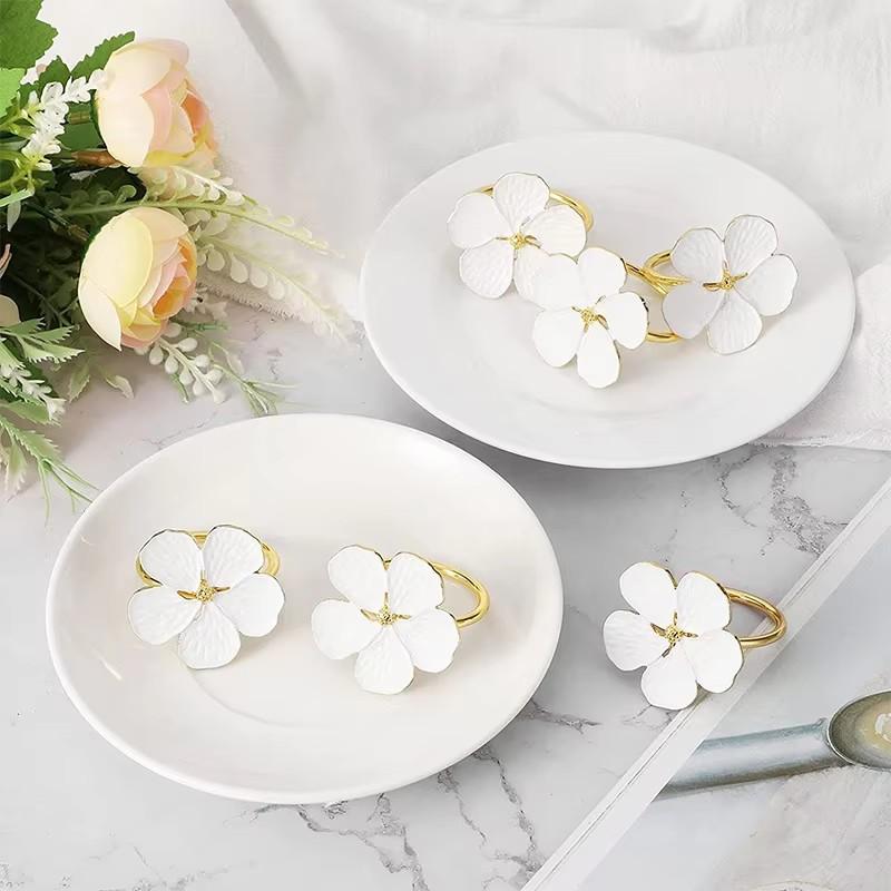 4Pcs New Plum Blossom Napkin Rings Holder Metal Flower Types Accessories For El Parties Feast Wedding Dining Table Decoration