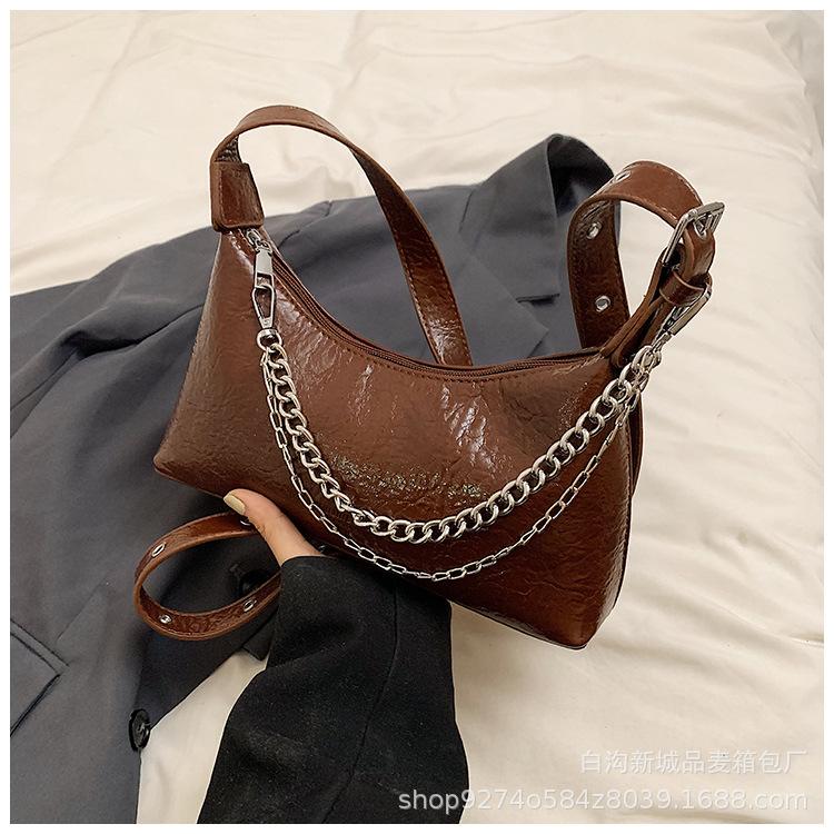 

2025 autumn and winter new street popular shoulder messenger women s bag retro metal chain decoration baguette bag commuter bag коричневый