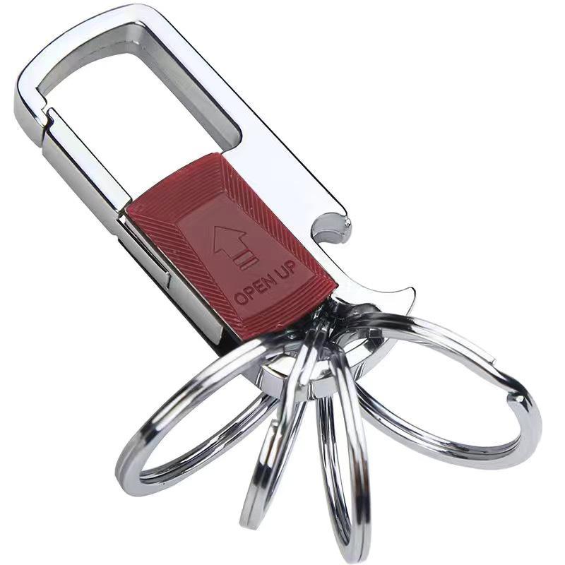 Pánská multifunkční klíčenka s klipem na opasek s push-pull mechanismem, více kroužky, přívěskem proti ztrátě a otvírákem na láhve.