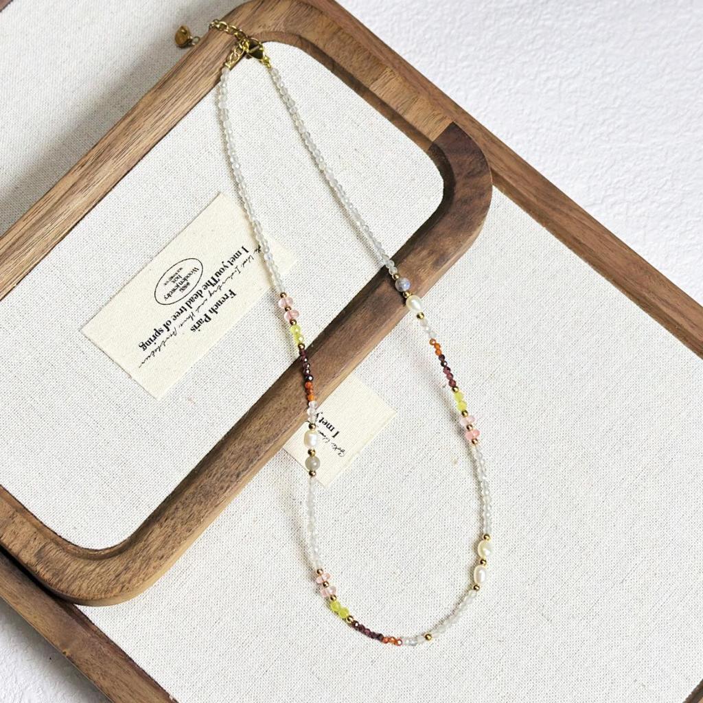 Mehrfarbige Luxus-Halskette aus Naturstein mit Mondstein- und Granatperlen