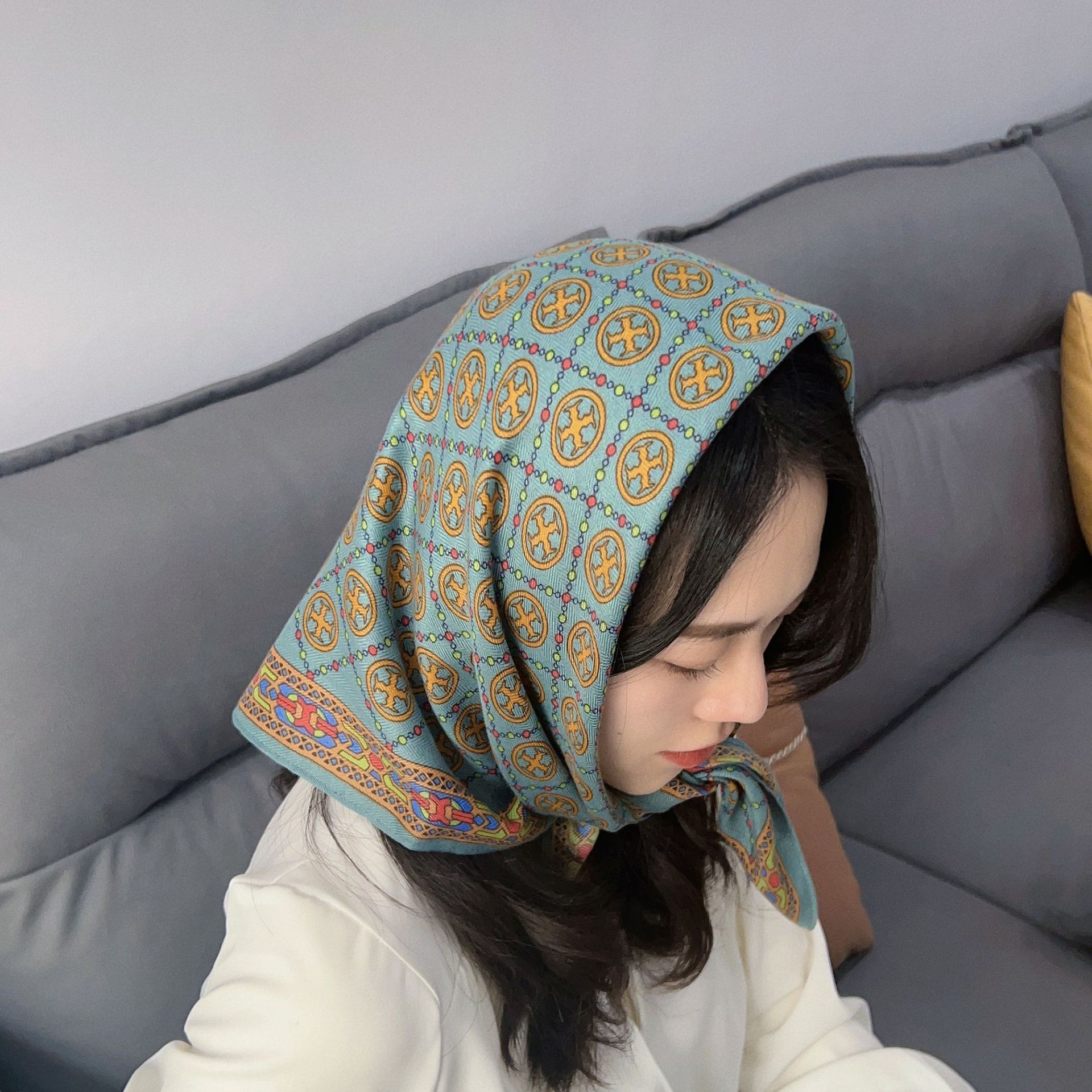 

2024 Новый модный универсальный шелковый шарф 68 см с принтом солнцезащитный декоративный маленький квадратный шарф бархатная текстура шарф 68*68cm