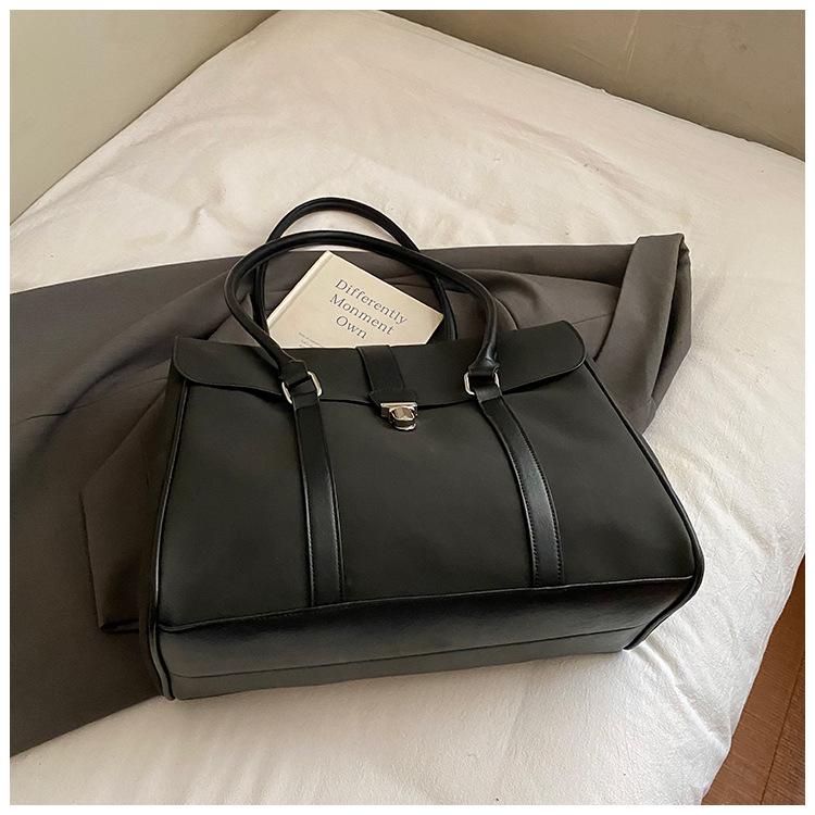 Простая ретро матовая сумка женская 2025 новая дорожная сумка большой вместимости на плечо премиальная сумочка сумка-тоут