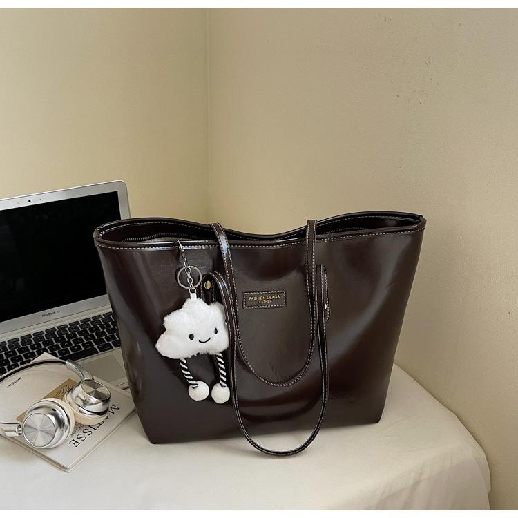 

Large capacity retro handbag bag for women 2025 new fashion commuting versatile shoulder bag for commuting to work tote bag темно-коричневого