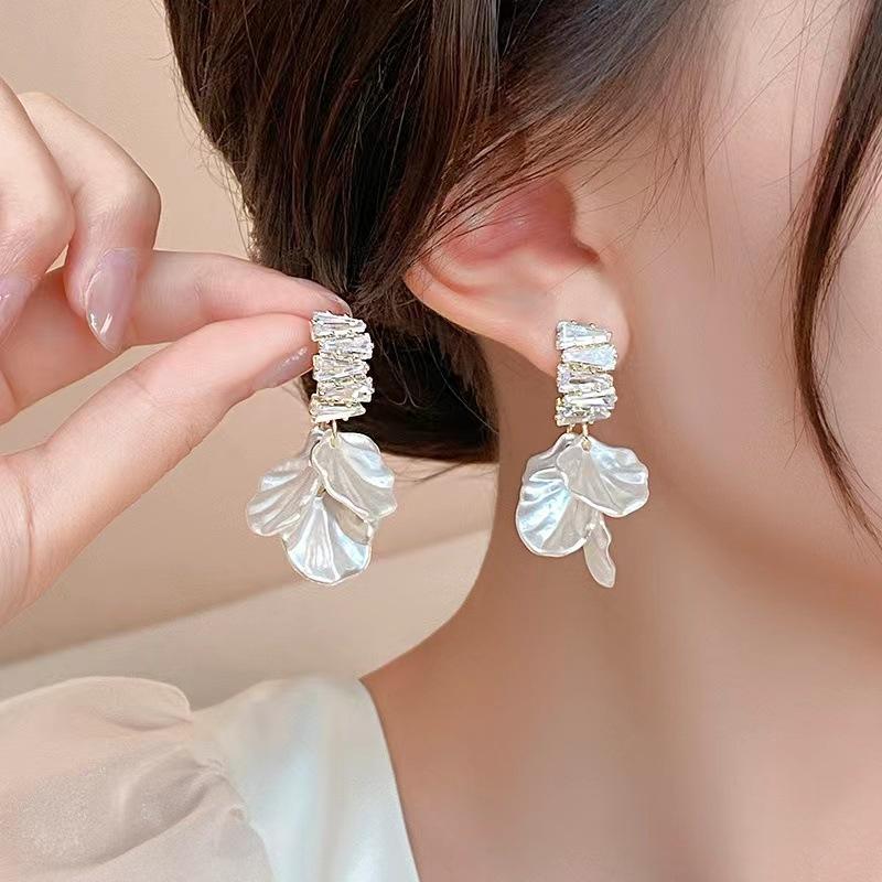 Super Fairy Tassel Petal Earrings For Women, With A Niche Design Of High-End Earrings, Exaggerated And Elegant Earrings.