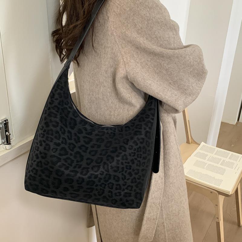 Large capacity bag women's 2025 new autumn and winter high-end retro shoulder bag fashionable commuter tote bag