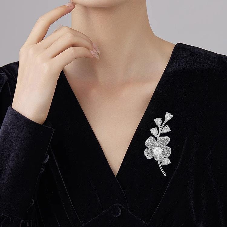 Full Diamond Plum Blossom Branch Brooch High-end Female Elegant Pearl Brooch Design Sense Pin Suit Accessories