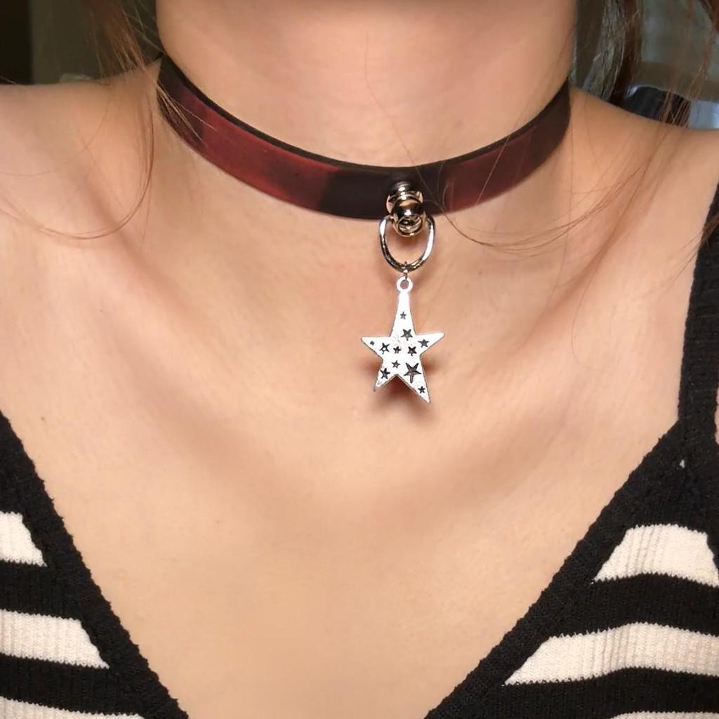 Chique Pittige Meisje Leren Bel Choker Ketting – Uniek Minderheidsontwerp